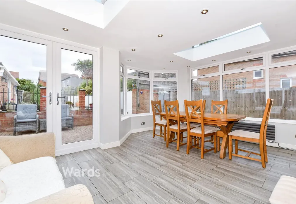 Garden Room - New Hythe Lane, Larkfield, Kent - Wards of Kent