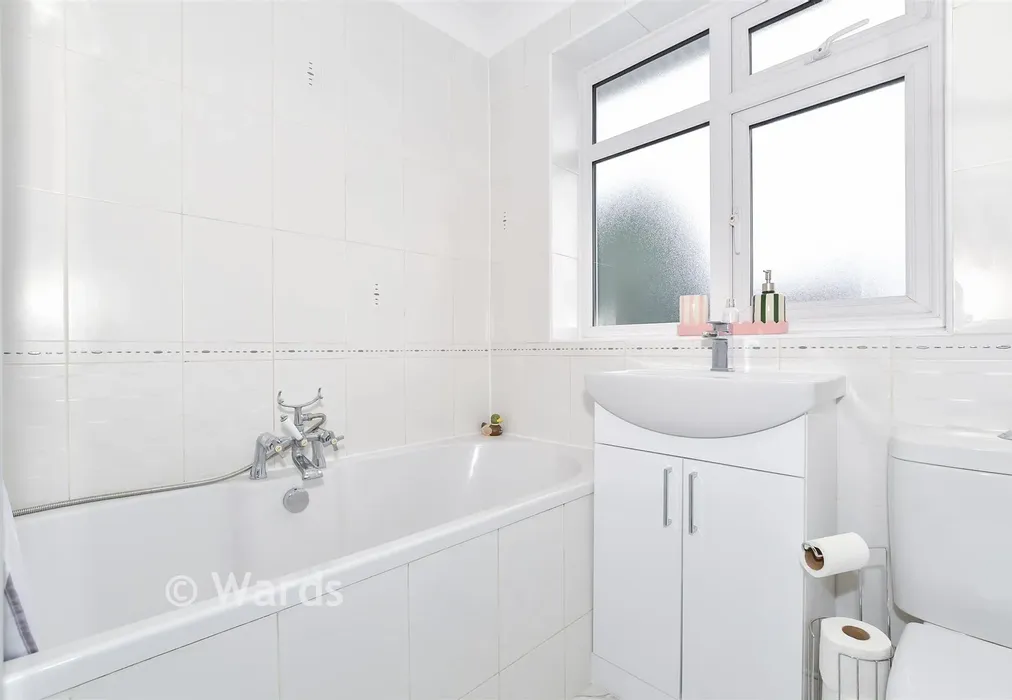 Bathroom - New Hythe Lane, Larkfield, Kent - Wards of Kent