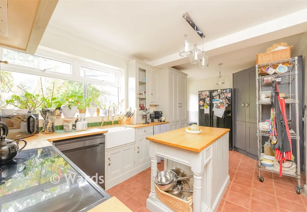 Kitchen - Fawkham Avenue, Longfield, Kent - Wards of Kent