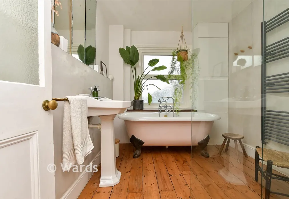Bathroom - Grotto Hill, Cliftonville, Kent - Wards of Kent