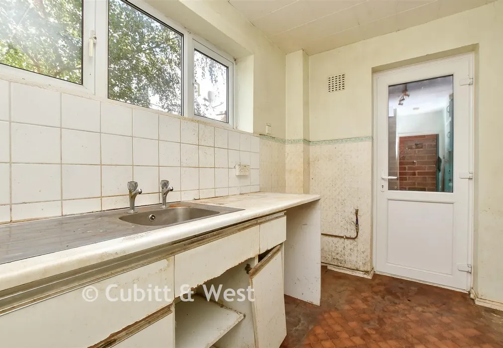 Kitchen - Longmere Gardens, Tadworth, Surrey - Wards of Kent