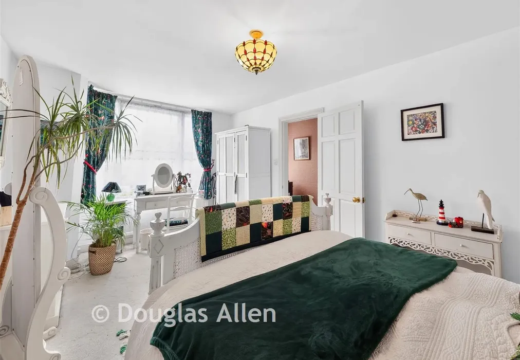 Bedroom 1 - Fiddlers Hamlet, Epping, Essex - Wards of Kent