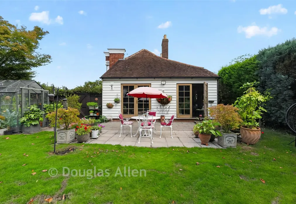 Rear Garden - Fiddlers Hamlet, Epping, Essex - Wards of Kent