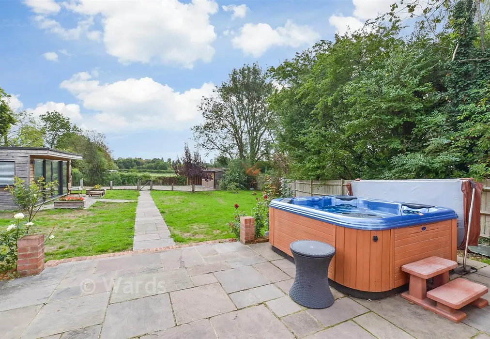 Rear Garden - Lughorse Lane, Hunton, Maidstone, Kent - Wards of Kent