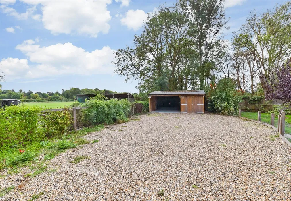 Driveway/Parking - Lughorse Lane, Hunton, Maidstone, Kent - Wards of Kent