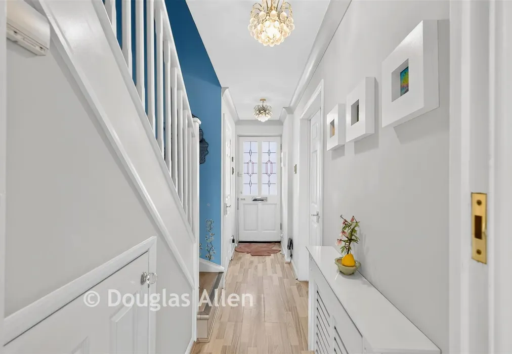 Entrance Hall - Barley Lane, Romford, Essex - Wards of Kent