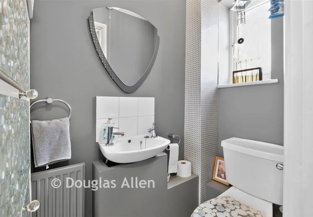 Cloakroom - Barley Lane, Romford, Essex - Wards of Kent
