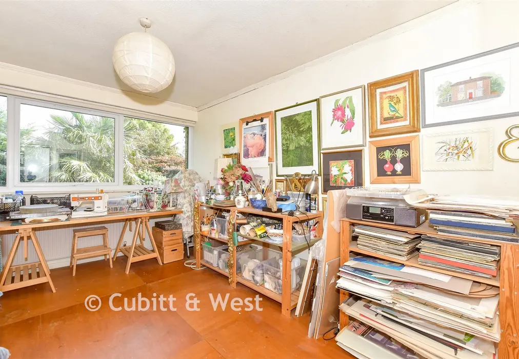 Bedroom 1 - Maisemore Gardens, Emsworth, Hampshire - Wards of Kent