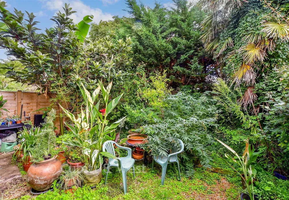Rear Garden - Maisemore Gardens, Emsworth, Hampshire - Wards of Kent