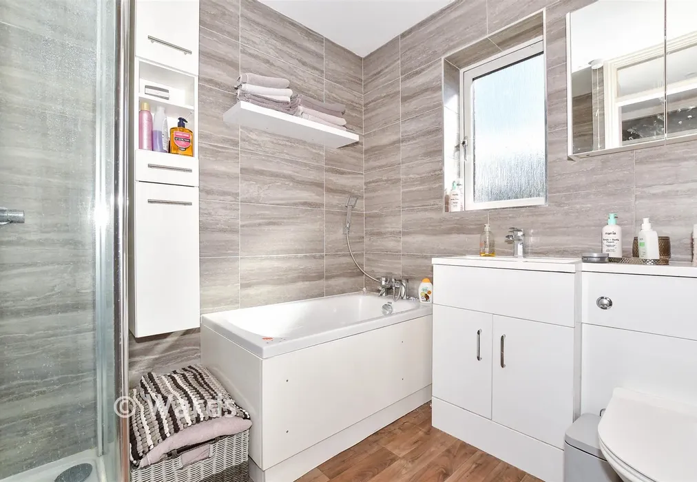 Bathroom - Hale Court, East Peckham, Tonbridge, Kent - Wards of Kent