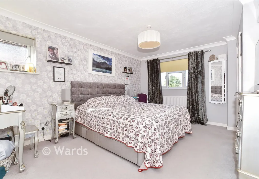 Bedroom 1 - Hale Court, East Peckham, Tonbridge, Kent - Wards of Kent