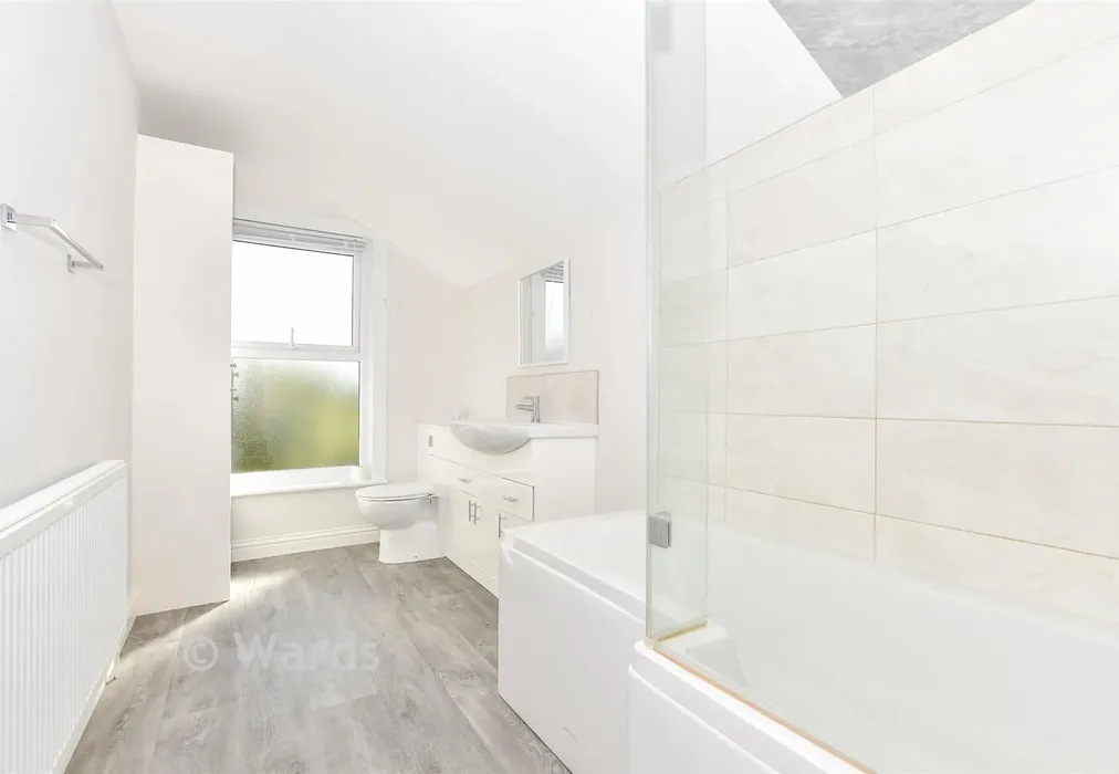 Bathroom - Milton Street, Maidstone, Kent - Wards of Kent