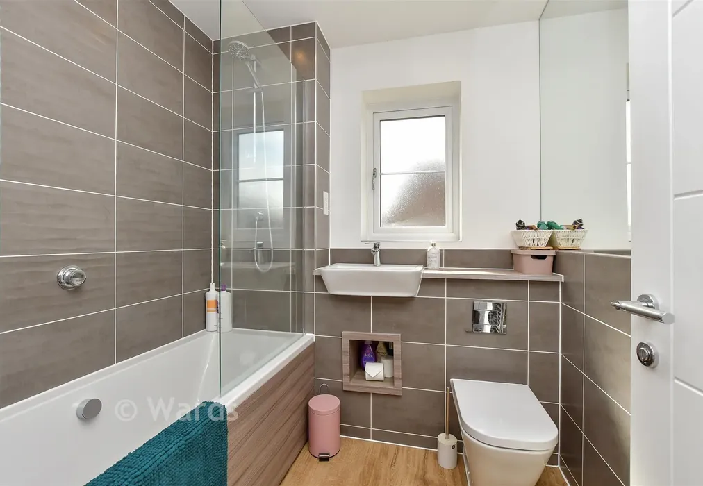 Bathroom - Bethell Road, Faversham, Kent - Wards of Kent
