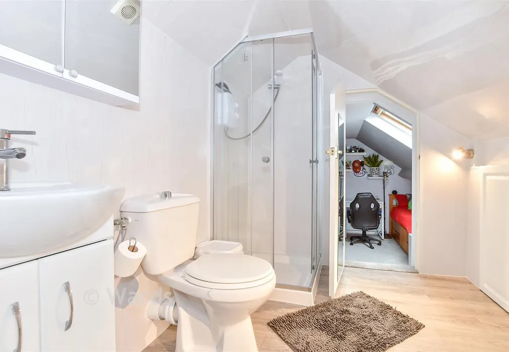 Jack And Jill En-Suite - Hever Wood Road, West Kingsdown, Sevenoaks, Kent - Wards of Kent