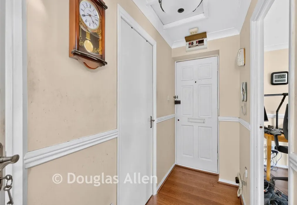 Entrance Hall - Overton Drive, Chadwell Heath, Essex - Wards of Kent