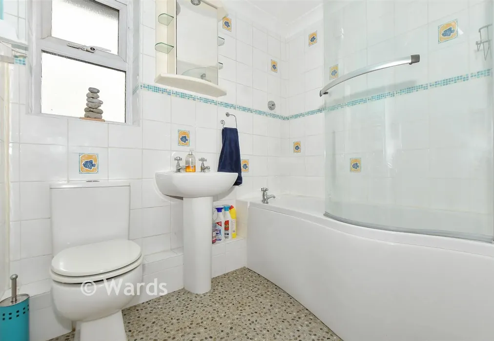 Bathroom - Coast Drive, Greatstone, New Romney, Kent - Wards of Kent