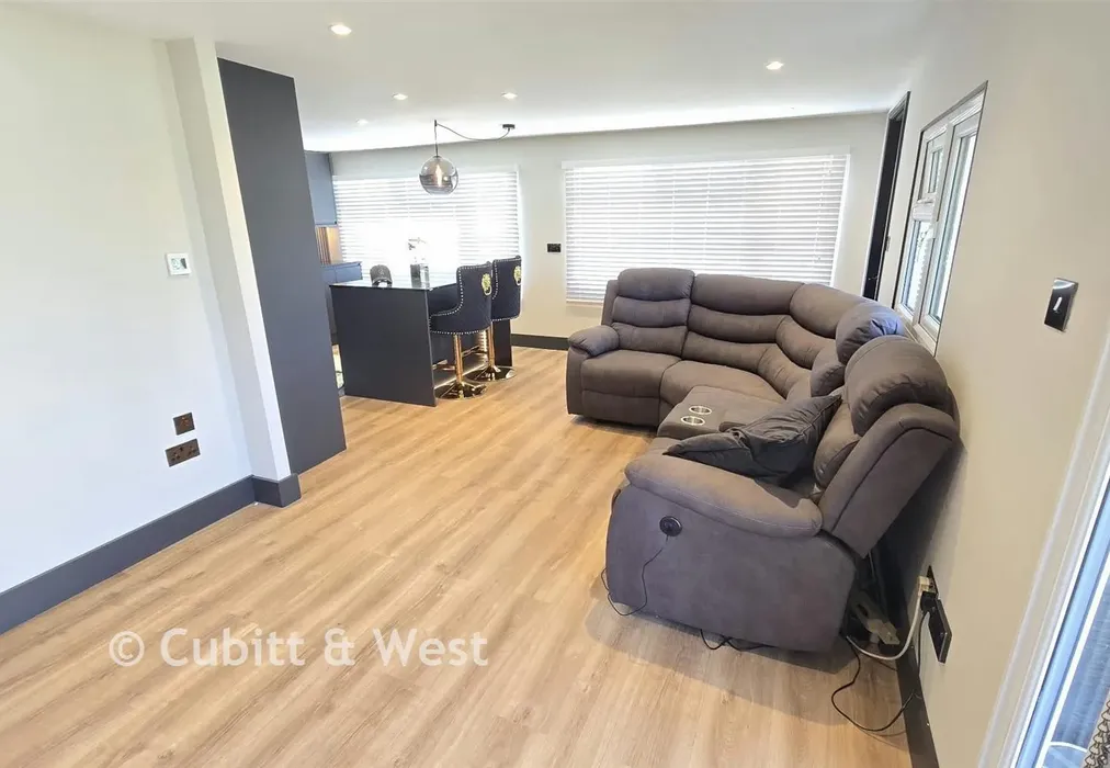 Kitchen Dining Area - Thornlea Court, Thornlea Park, West Sussex - Wards of Kent