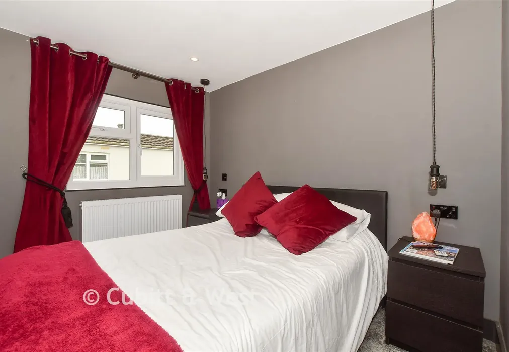 Bedroom 1 - Thornlea Court, Thornlea Park, West Sussex - Wards of Kent