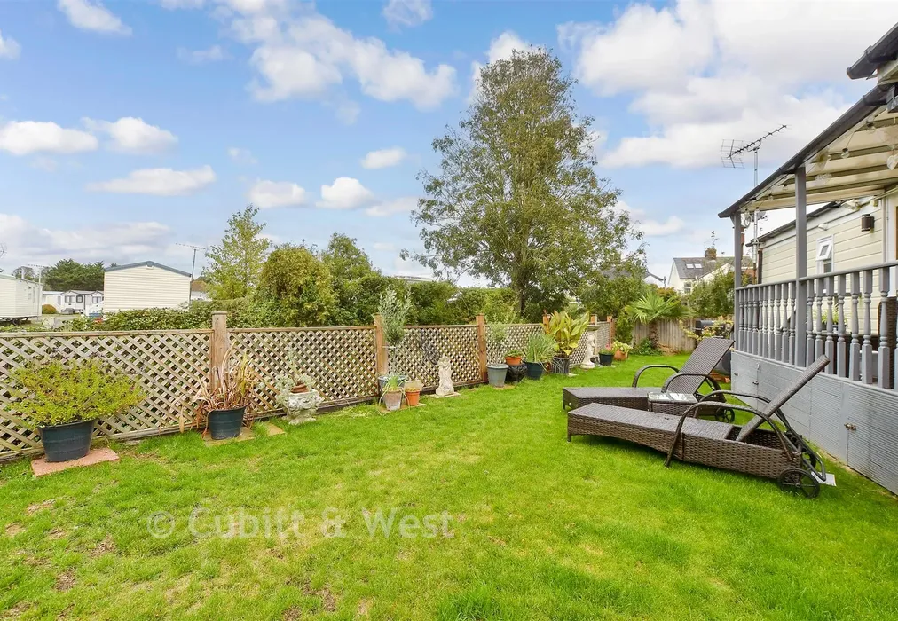 Rear Garden - Thornlea Court, Thornlea Park, West Sussex - Wards of Kent