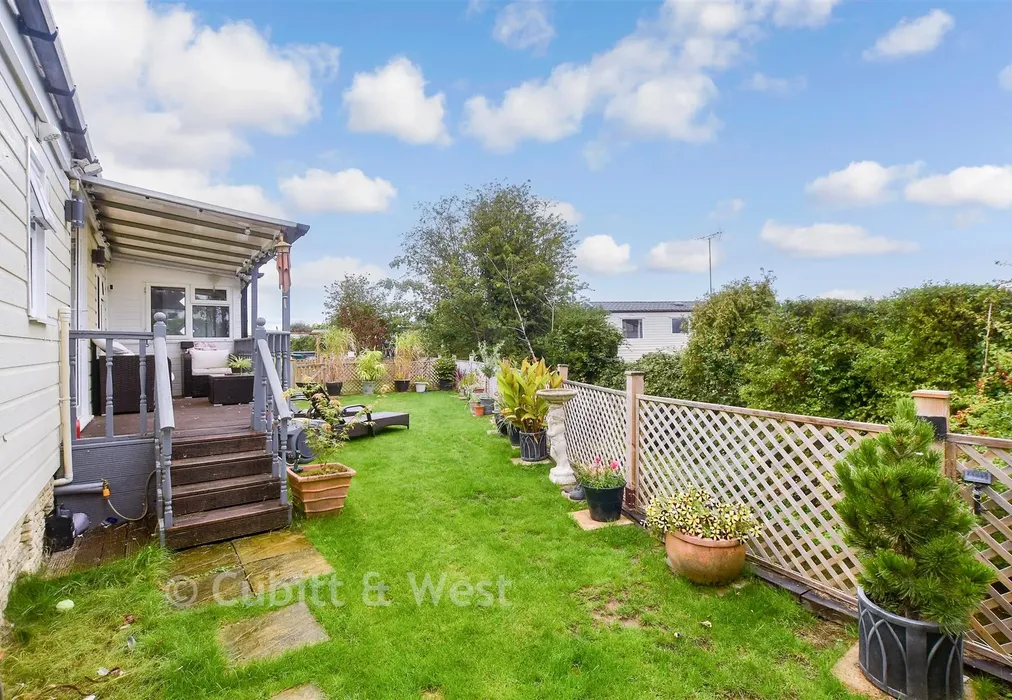 Rear Garden - Thornlea Court, Thornlea Park, West Sussex - Wards of Kent