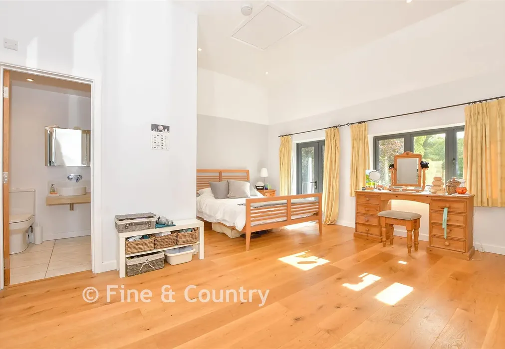 Principal Bedroom - The Slade, Lamberhurst, Kent - Wards of Kent