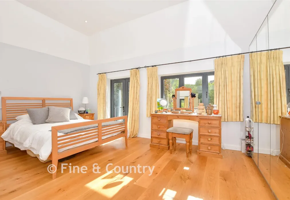 Principal Bedroom - The Slade, Lamberhurst, Kent - Wards of Kent