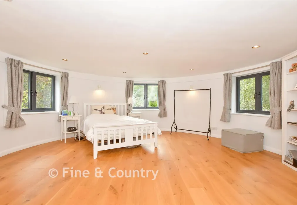 Bedroom 2 - The Slade, Lamberhurst, Kent - Wards of Kent