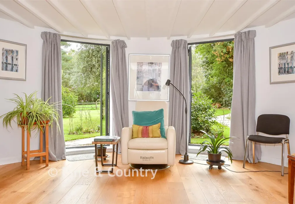 Internal Feature - The Slade, Lamberhurst, Kent - Wards of Kent