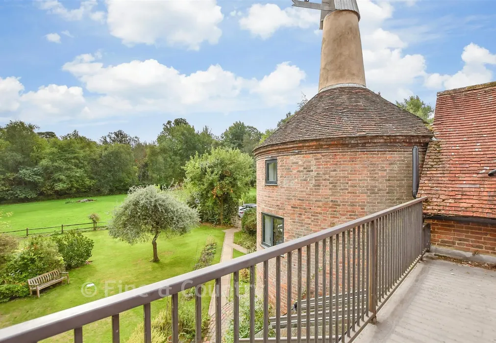 Balcony / Terrace - The Slade, Lamberhurst, Kent - Wards of Kent