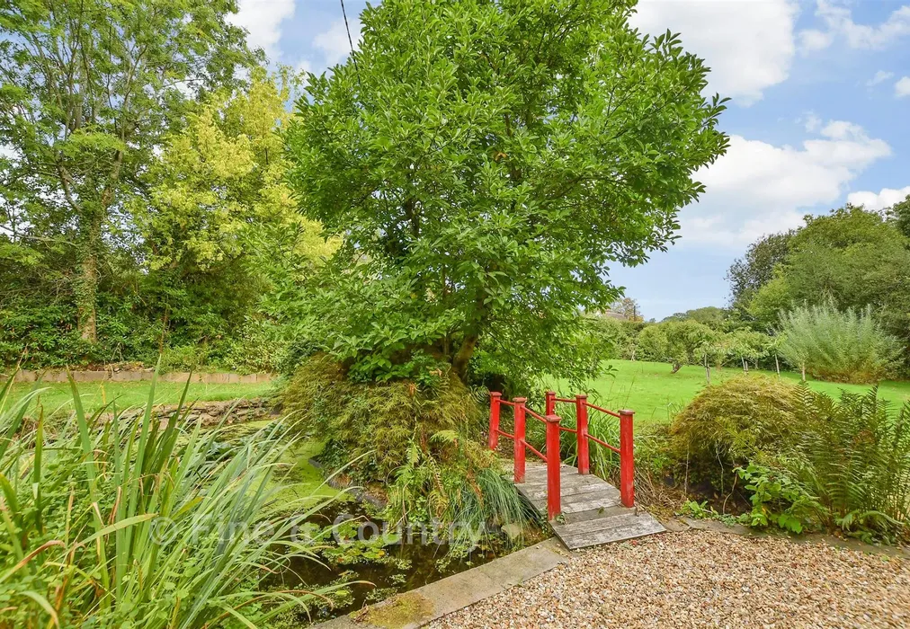 Front Garden - The Slade, Lamberhurst, Kent - Wards of Kent