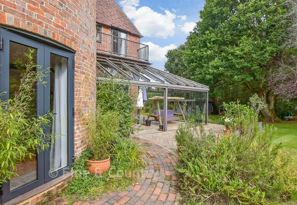 External Lifestyle Photograph - The Slade, Lamberhurst, Kent - Wards of Kent