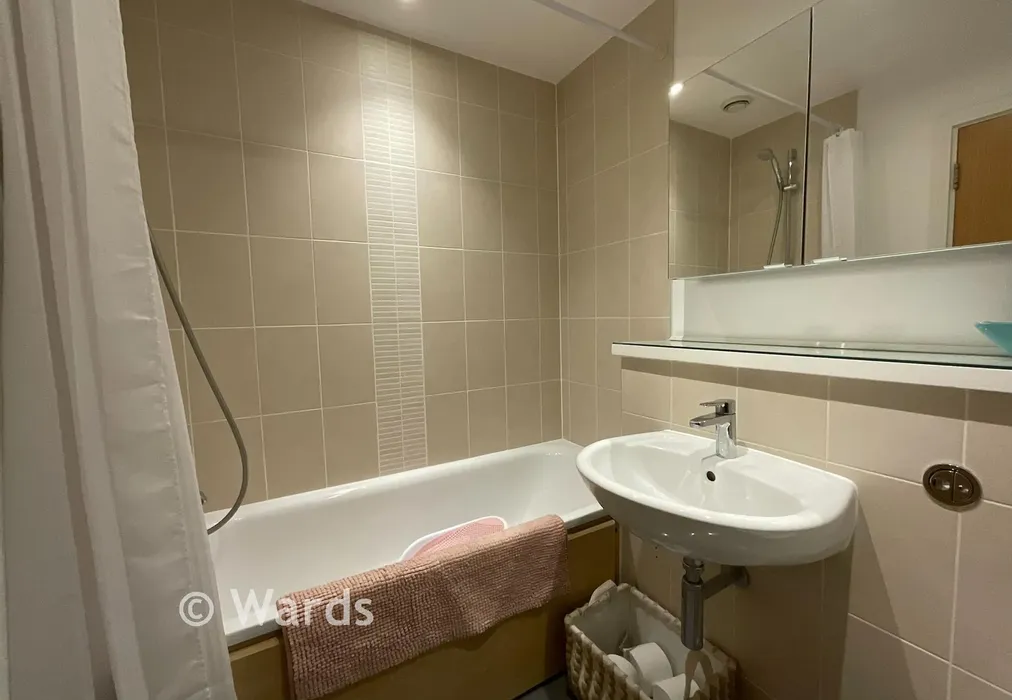 Bathroom - Alisander Close, Snodland, Kent - Wards of Kent