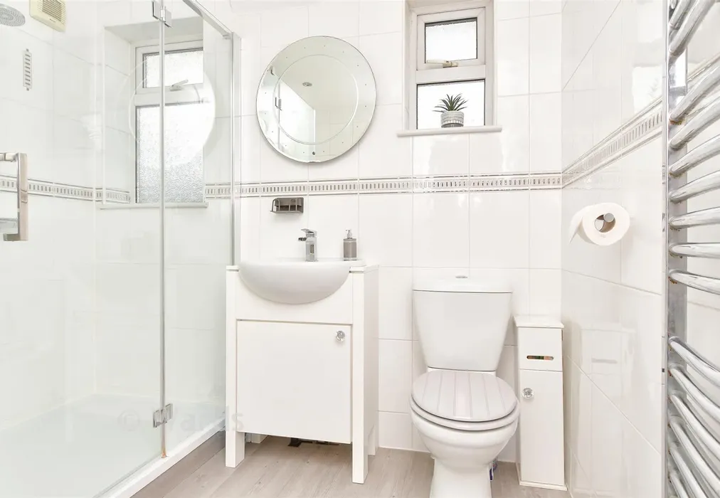 Bathroom - Clarendon Gardens, Dartford, Kent - Wards of Kent