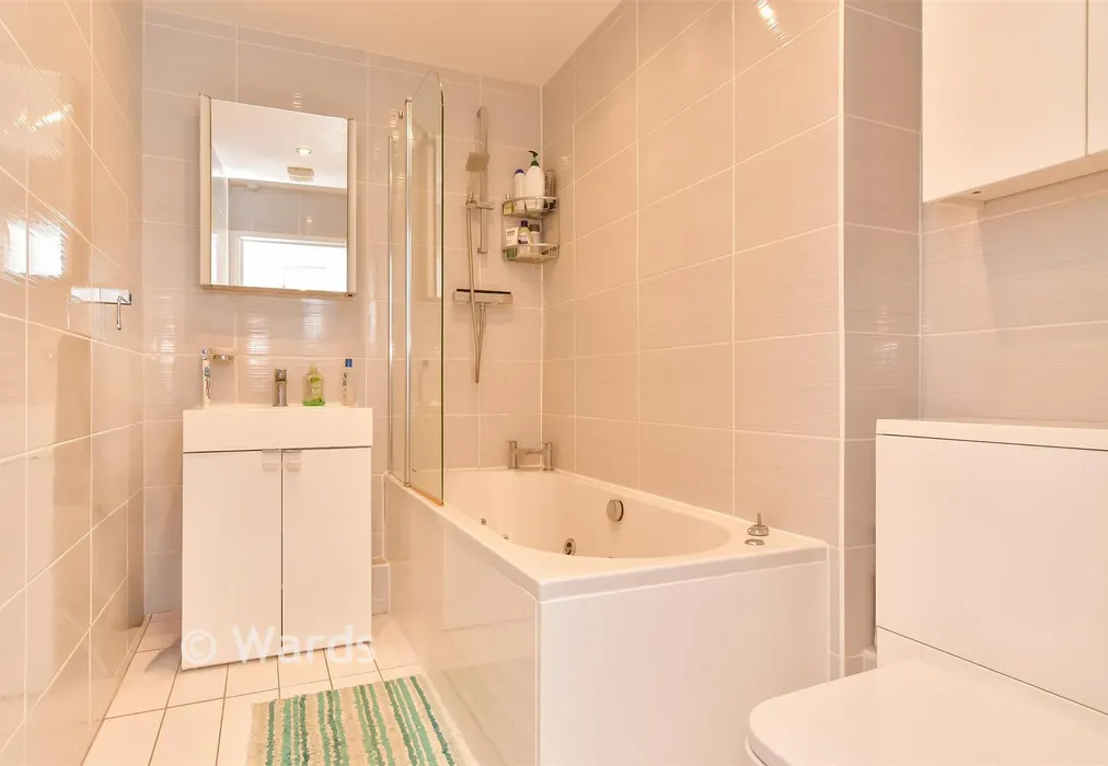 Bathroom - Moorhen Walk, Greenhithe, Kent - Wards of Kent