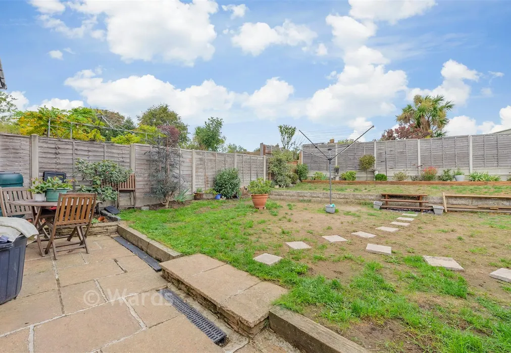 Rear Garden - Dashmonden Close, Wainscott, Rochester, Kent - Wards of Kent