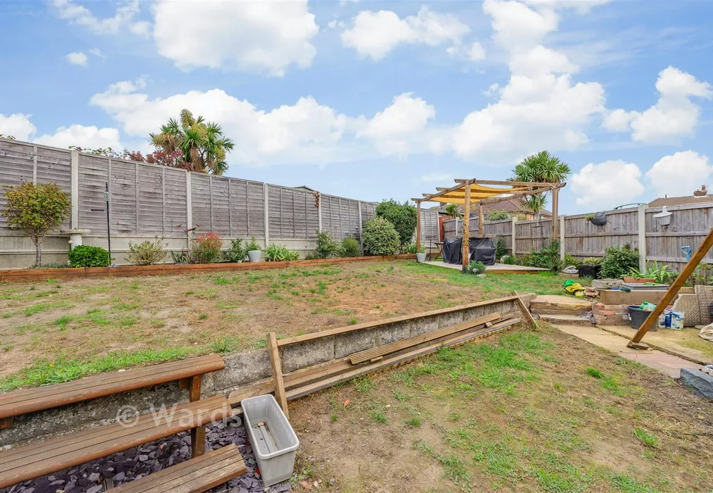 Rear Garden - Dashmonden Close, Wainscott, Rochester, Kent - Wards of Kent