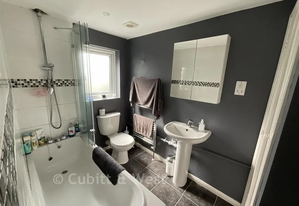 Bathroom - Lancaster Street, Lewes, East Sussex - Wards of Kent