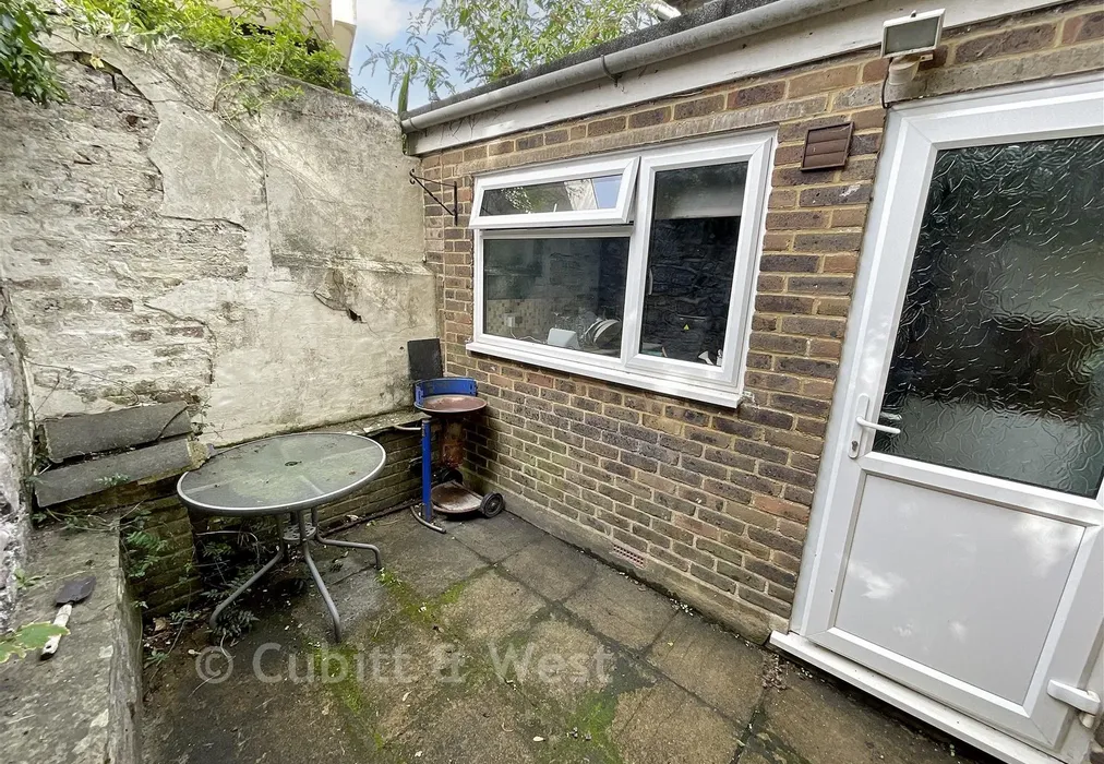 Patio - Lancaster Street, Lewes, East Sussex - Wards of Kent