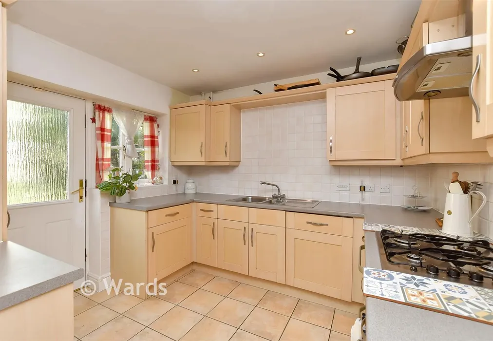 Kitchen - Dawn Lane, Kings Hill, West Malling, Kent - Wards of Kent