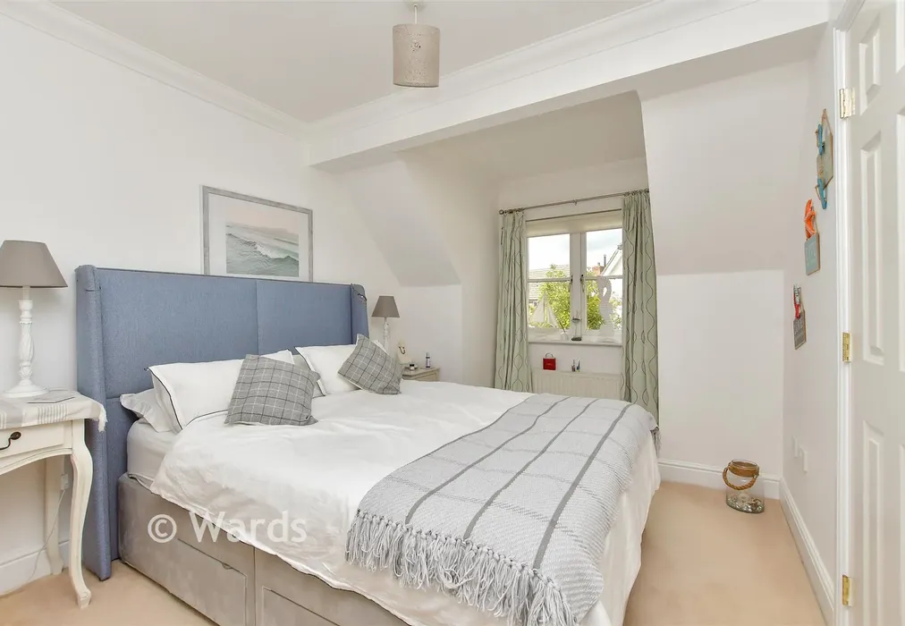 Bedroom 1 - Dawn Lane, Kings Hill, West Malling, Kent - Wards of Kent