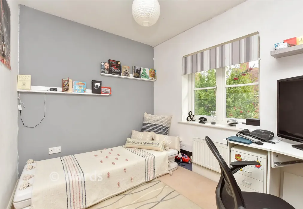Bedroom 2 - Dawn Lane, Kings Hill, West Malling, Kent - Wards of Kent