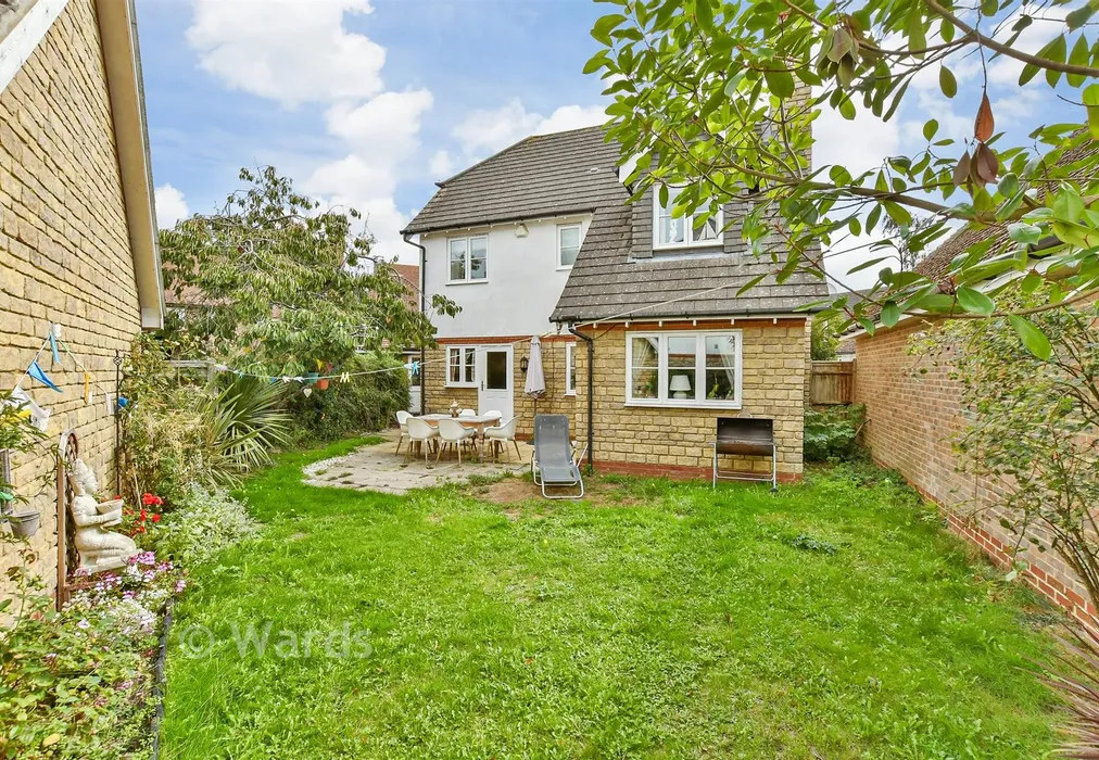 Rear Garden - Dawn Lane, Kings Hill, West Malling, Kent - Wards of Kent