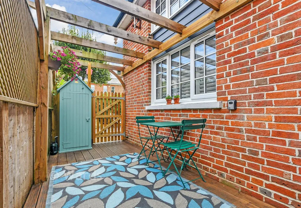Side Garden - Ashford Road, Tenterden, Kent - Wards of Kent