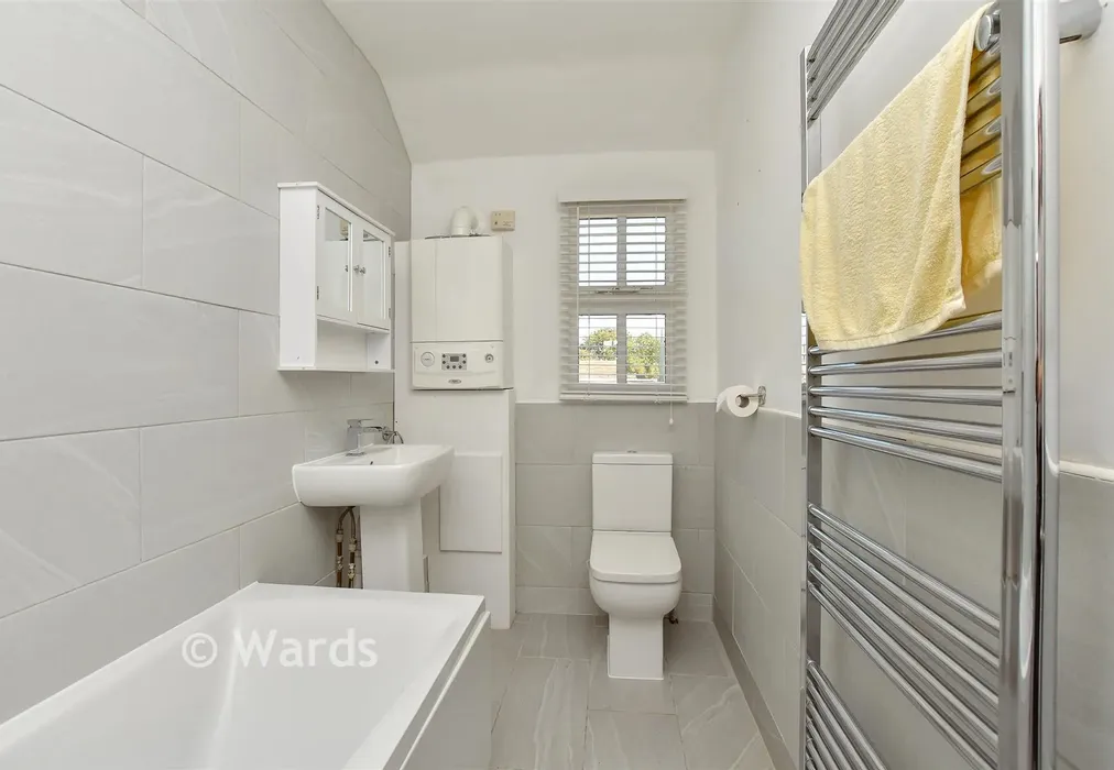 Bathroom - Eastchurch Road, Sheerness, Kent - Wards of Kent