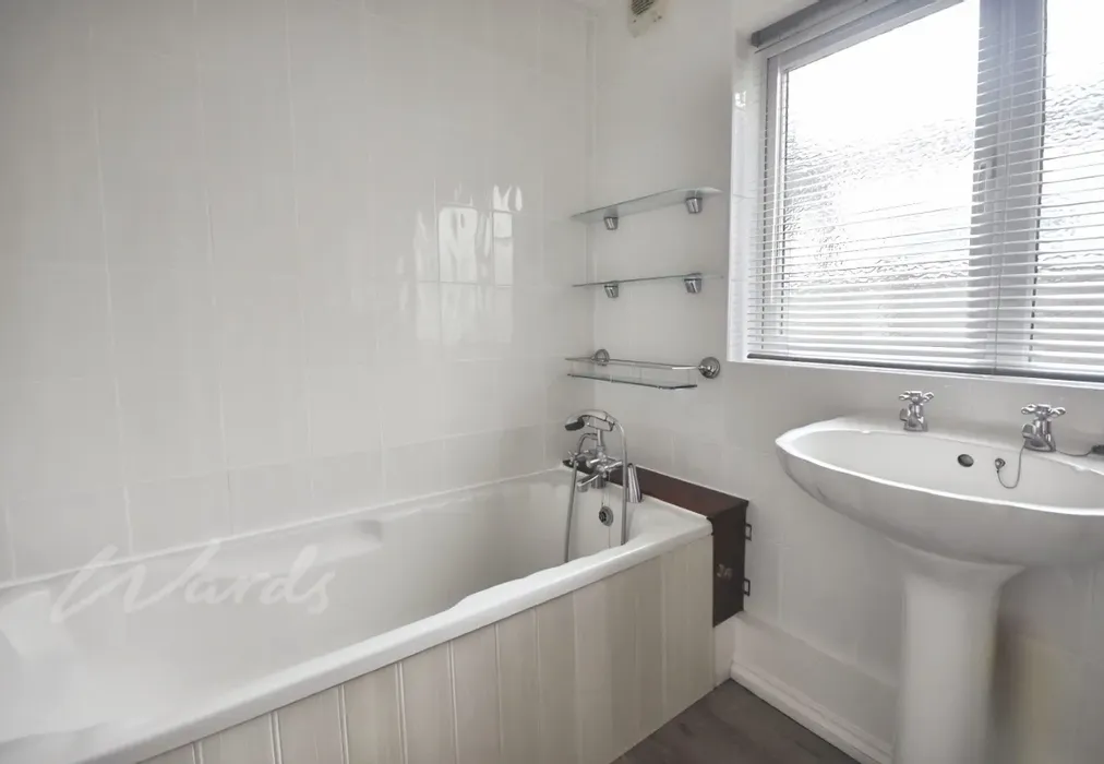 Bathroom - Blenheim Road, Dartford. DA1 - Wards of Kent