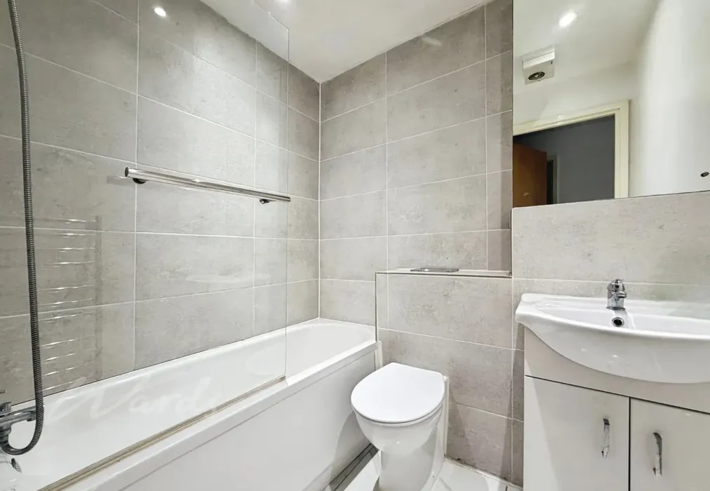 Bathroom - Black Eagle Drive Northfleet DA11 - Wards of Kent