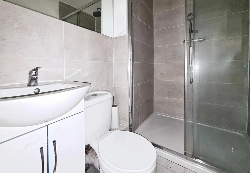 En-suite - Black Eagle Drive Northfleet DA11 - Wards of Kent