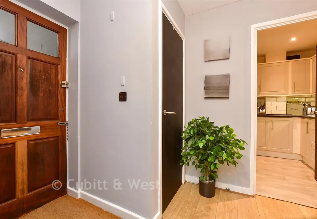 Entrance Hall - Brighton Road, Tadworth, Surrey - Wards of Kent