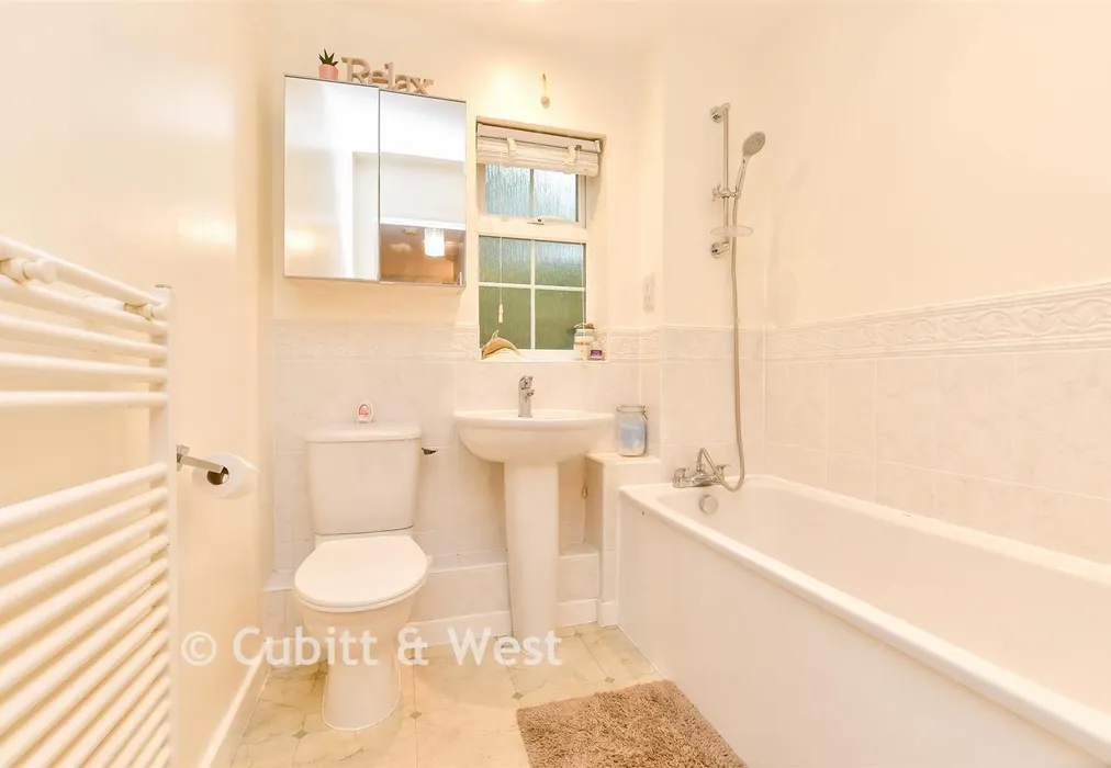 Bathroom - Brighton Road, Tadworth, Surrey - Wards of Kent