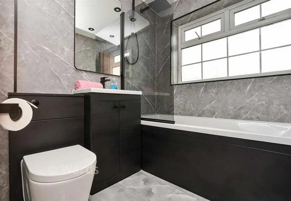 Bathroom - Ramsgate Road, Broadstairs, Kent - Wards of Kent